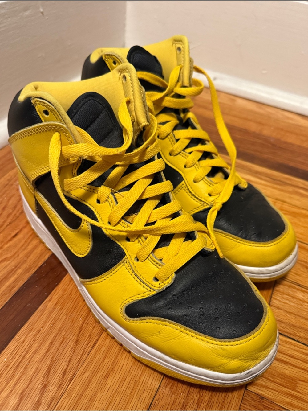 NIKE High SP “Iowa” / “Varsity Maize”
in Yellow and Black